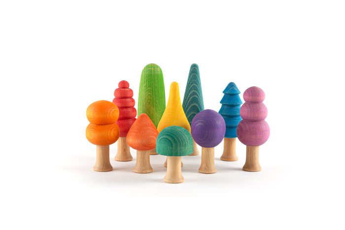 juguetes de madera, juego desestructurado, colores arcoiris, piezas sueltas, bosque de madera, árboles de madera, árboles de juguete
