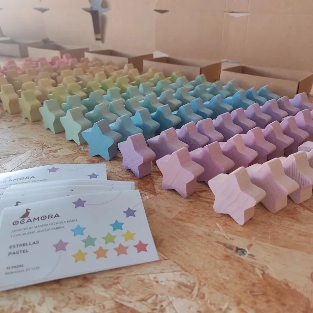 Sweet packing time ☺️🩷

#ocamora #packing #workshop #lovemywork #pastelstars #woodenstars #familybussiness #smallbusiness