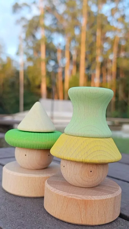 Two hat friends playing in the forest 💛💚 

#ocamora #sunsetintheforest #familytime #hatcollection #woodenhat #stackingtoys #yellowandgreen