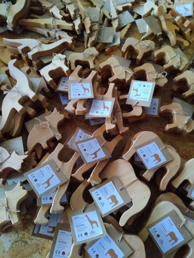 We always add a spoonful of love to every step 🤎

#ocamora #handwork #packing #ethicaltoys #ecotoys #naturelovers #naturalwoodentoys #woodenanimals #hechoenandalucia #artesanía #onebyone