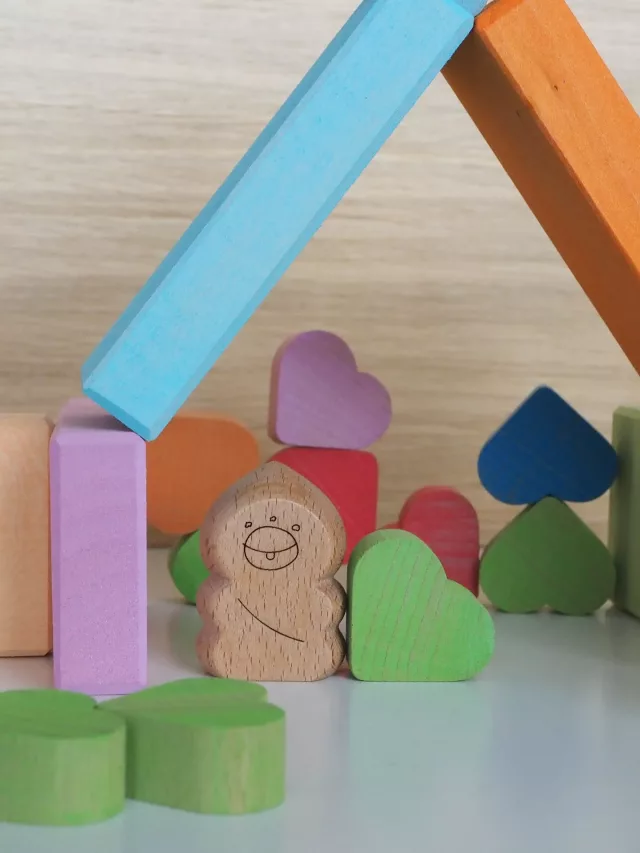 Wishing you a weekend full of love 💚 

#ocamora #alien #handmade #lovelyweekend #rainbowhearts #looseparts #openendedtoys  #buildyourscene