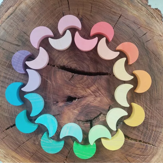 Moon-day .... Let's go 👏🏻

#ocamora #woodenmoon #moonday #looseparts #piezassueltas #openendedplay #mandala