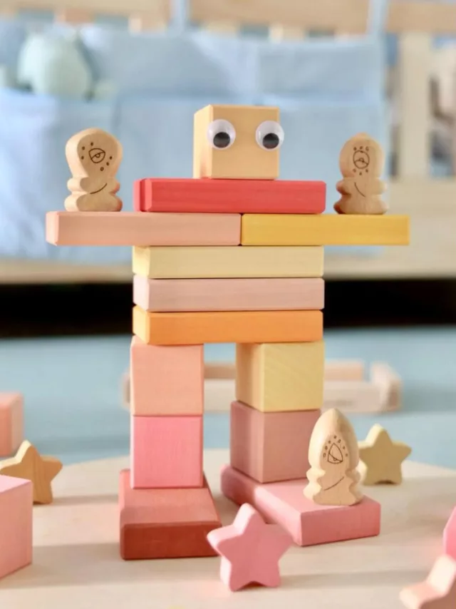 🤖 Había una vez un robot hecho de madera.
No tenía pilas ni cables, pero tenía un corazón tallado con cariño 🩷

🤖 Cada mañana saludaba al sol con un “crac” de sus tablitas 👏🏻 y por las noches contaba estrellas hasta quedarse dormido ✨

📸 By @happy.mint.kids 🩵

#ocamora #woodentoys #toyart #toymaker #woodenheart #woodensoul #woodenrobot #stars #alien #littlealien