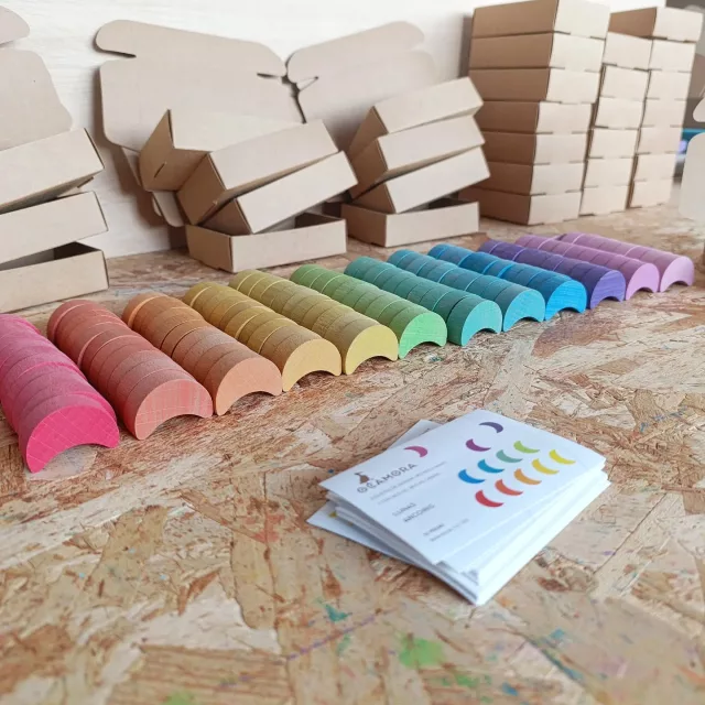 🌈 Los viernes me gusta embalar... 📦 Cerrar las cajas y a la vez la semana 😌 reflexionando sobre los aprendizajes y logros que hemos conseguido, y dejando el espacio preparado para volver a empezar el lunes 🤲🏻 Buen fin de semana ocamorenses! ✨

#ocamora #packingorders #packingtime #rainbowmoon #woodenmoon #artesanal #fridayvibes